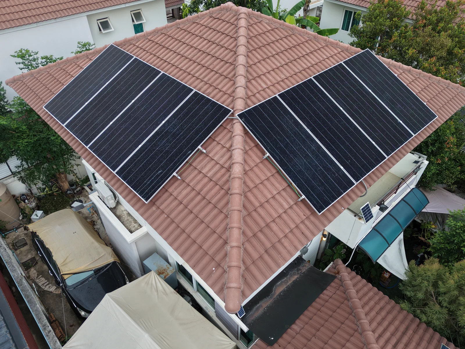 ภาพถ่ายมุมสูงงานติดตั้ง Solar Cell Rooftop บนหลังคาบ้านเดี่ยว